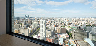 Offers Spectacular Views of the City.