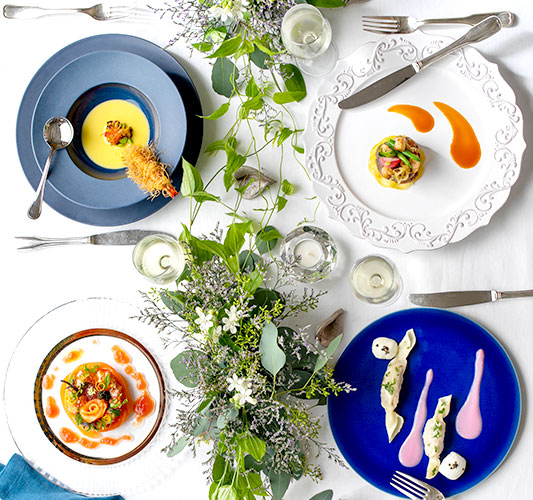 ゲストに合わせて選べる多彩なコースや箸でも食べられる心遣い